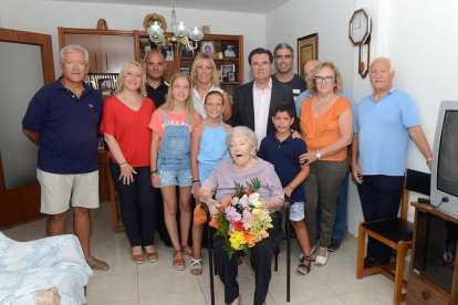 Fotografia de família dels assistents a l'homenatge a la centenària, en el qual hi va assistir l'alcalde Joan Maria Sardà.