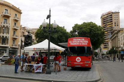 Pla general de l'autobús d'Òmnium a la Rambla Nova de Tarragona el 20 d'agost del 2019