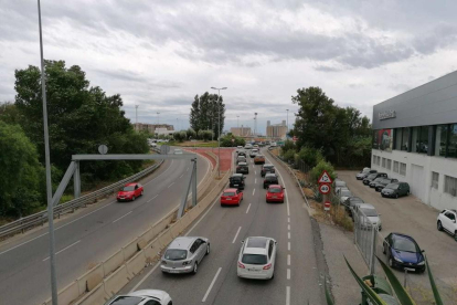 Los accesos de Tarragona han presentado largas colas de vehículos.