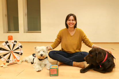 Raquel Luna amb els gossos de teràpia Lolo i Mel, al Centre Cívic i Cultural El Colomí de Vila-seca.