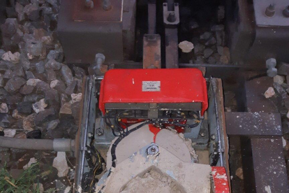 Uno de los motores con el cemento vertido encima.