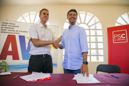 Kenneth Martínez (PSC) i Seve Galván (AVP-FIC) durant la signatura de l'acord.