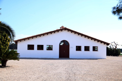Pla general de l'exterior del Mas Miró on s'hi ubicarà la botiga de la casa-museu. Imatge del 12 d'abril del 2019 (Horitzontal).