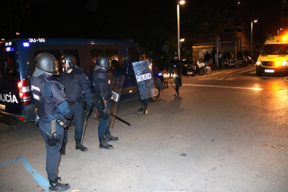 Pla general dels agents de la Policia Nacional al centre de Tarragona durant els aldarulls d'aquesta nit de dijous. Imatge del 17 d'octubre del 2019 ( Horitzontal).