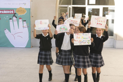 Los estudiantes de Primaria y Educación Especial han hecho carteles con pautas para fomentar la inclusión en el patio.