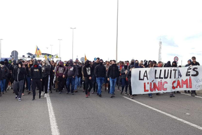 Los manifestantes que cortan la A-27 en Tarragona se dirigen a la A-7.
