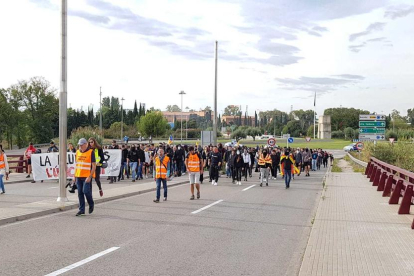 Els manifestants que tallaven l'A-27 es dirigeixen al centre de Tarragona.