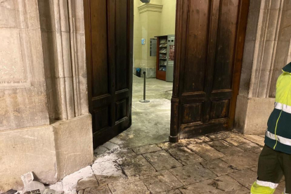 Imagen de la puerta del Ayuntamiento de Tarragona quemada.