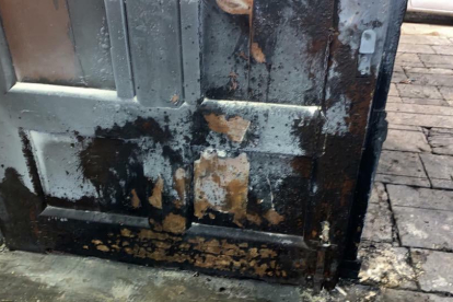 Imagen de la puerta del Ayuntamiento de Tarragona quemada.
