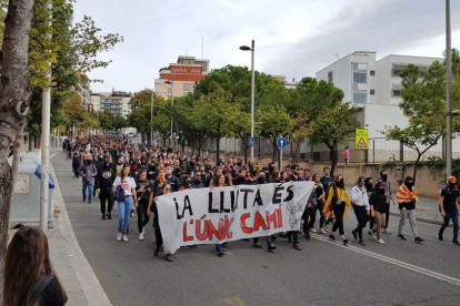 Los manifestantes recorren las calles de Tarragona.