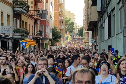 La marcha pasando por Estanislau Figueras.