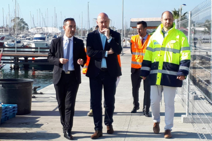 El gerent de Ports de la Generalitat, Joan Pere Gómez, i l'alcalde de Sant Carles de la Ràpita, Josep Caparrós, fent una visita d'obres al port municipal.