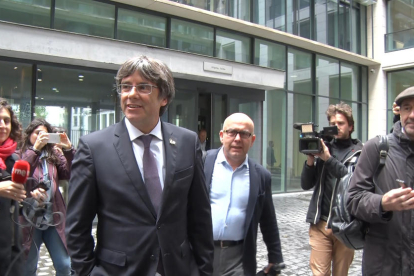 L'expresident Carles Puigdemont i el seu advocat Gonzalo Boye a la sortida de la fiscalia de Brussel·les.