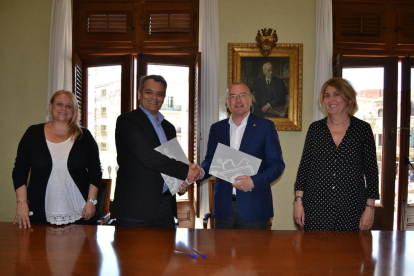 L'acord l'han signat Rodrigo Cannaval, per part de l'empresa BASF, i Carles Pellicer, alcalde de la ciutat en funcions.