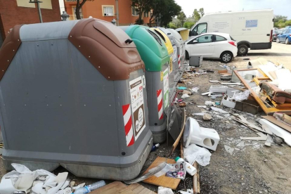 Mobles, portes i restes de deixalles i escombraries al costat d'un contenedor de Bonavista, el diumenge passat.
