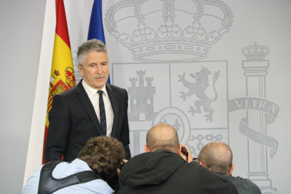 El ministro del Interior en funciones, Fernando Grande-Marlaska, comparece en La Moncloa.