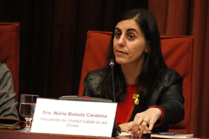 Plano medio de la presidenta del Institut Català de les Dones, Núria Balada.