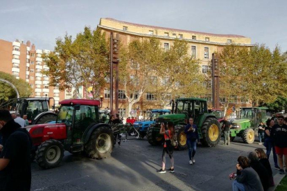 Tractores preparados para la manifestación en la Imperial Tarraco.