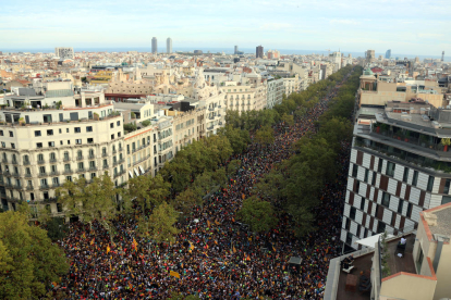 Desenes de milers de persones es manifesten al Passeig de Gràcia .