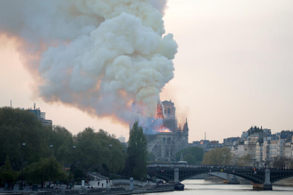 Imatge de la catedral en flames, encara amb l'agulla central en peu.