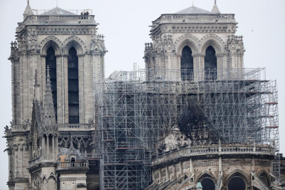 Imatge d'una de les bastides destruïda per l'incendi a la façana de la catedral de Notre Dame, aquest dimarts 16 d'abril.