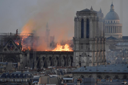 El foc va provocar una gran columna de fum que es podia veure des de diversos punts de la capital francesa.