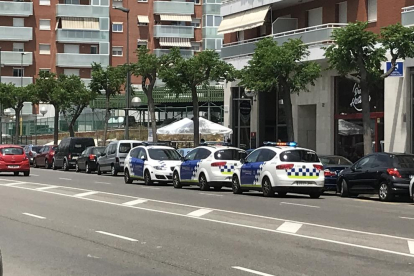Tres cotxes de la Guàrdia Urbana al carrer Vidal i Barraquer.