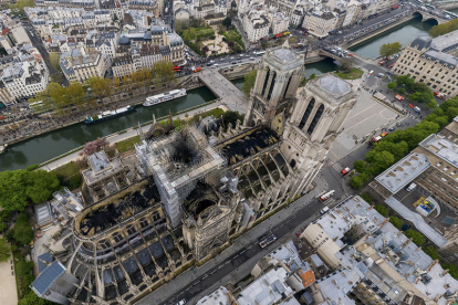 Vista aérea de la catedral de Notre-Dame después del incendio.