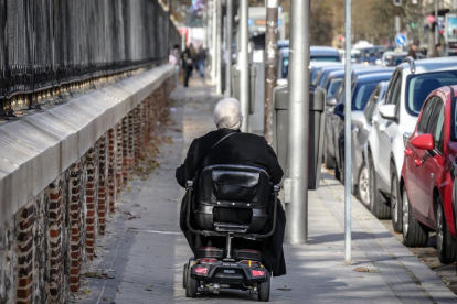 Imagen de archivo de una persona circulando por la calle con una silla eléctrica.