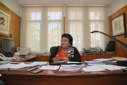 La rectora de la URV, María José Figueras, al seu despatx.