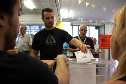 Un votant diposita la seva papereta a Sabadell en les eleccions generals de 2016.