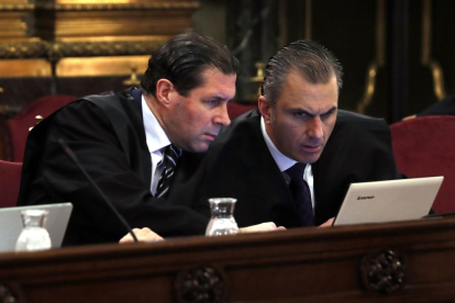 El secretari general de Vox, Javier Ortega, i el vicesecretari jurídic del partit, durant la primera jornada del judici.