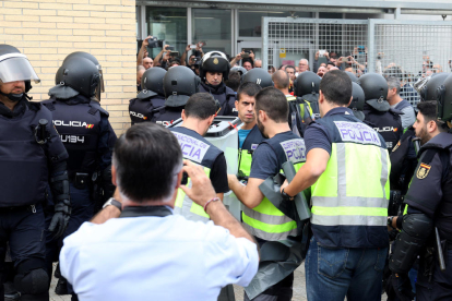 Agents de la Policia Nacional durant el referèndum de l'1-O a Tarragona.
