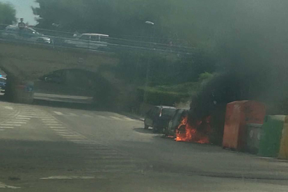 Imagen del coche en llamas en Cunit.