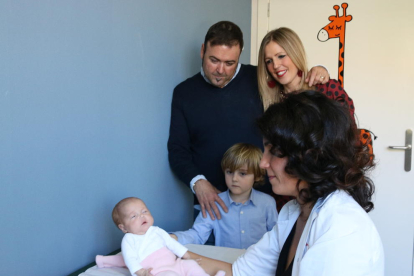 Pla mitjà de la família de la petita Maria amb la doctora Geòrgia Sarquella el 26 de febrer de 2019.