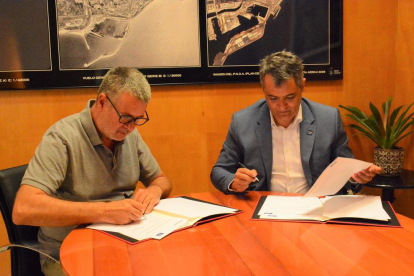 L'alcalde de Tarragona, Pau Ricomà, i el director de BASF a Tarragona, Rodrigo Cannaval, en la signatura del conveni.