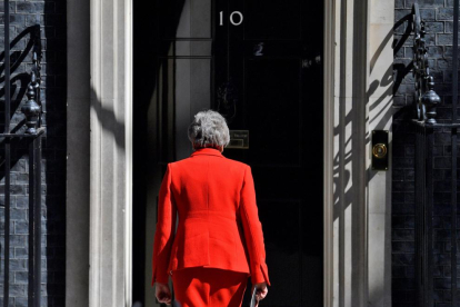 Theresa May después de presentar su dimisión.