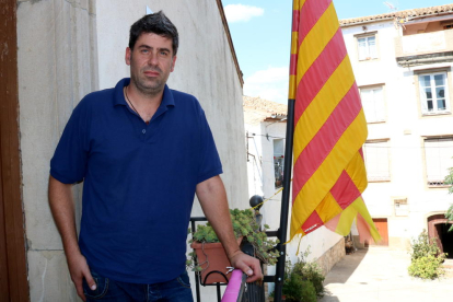 Xavier Gràcia, alcalde de Gratallops, en el balcón del ayuntamiento con la bandera en el lado.