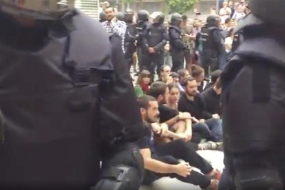 Captura d'un vídeo de la intervenció policial a l'IES Tarragona.