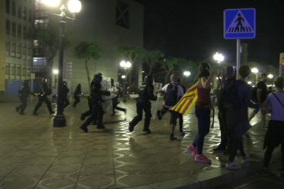 Plan|Plano general de agentes de la Policía Nacional al inicio de las cargas policiales en la cuarta noche de disturbios en Tarragona. Imagen del 19 de octubre del 2019 (Horizontal).