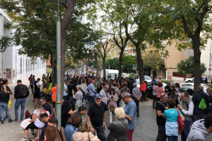 Imatge de les persones concentrades per 'Pícnic per la Llibertat' davant el Campus Catalunya.
