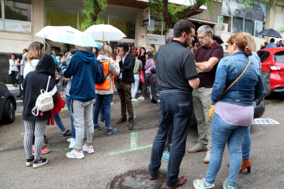 Plano general de los familiares de los detenidos, del alcalde de Tarragona, Pau Ricomà, y de los concentrados ante los juzgados.