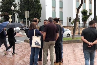 El alcalde Pau Ricomà hablando con familiares y uno de los detenidos puestos hoy domingo en libertad.