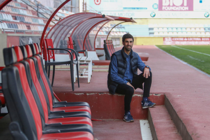 El entrenador del Juvenil A del CF Reus en el banquillo rojinegro del Estadio Municipal.