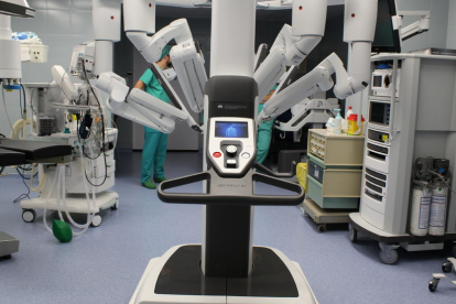 Imatge del nou robot Da Vinci Xi en una sala d'operacions de l'hospital Joan XXIII de Tarragona.