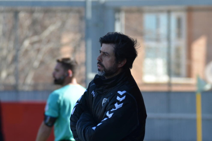 Alberto Gallego en el banquillo del CF Pobla de Mafumet.