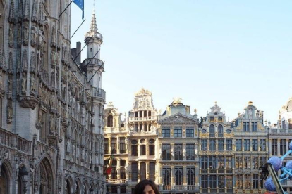 Anna en la Grand Place, la plaza más famosa de Bruselas.