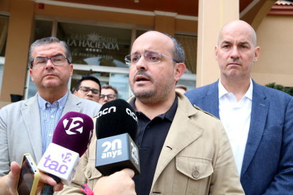 Alejandro Fernández, en l'atenció als mitjans durant la seva visitat en un hotel on estan allotjats agents de la Policia Nacional a Vila-seca.