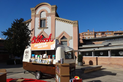 Imagen de la biblioteca sobre ruedas.