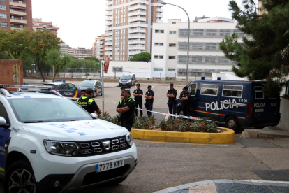 Pla general d'agents de la Policia Nacional i de la Guàrdia Urbana de Tarragona custodiant la seva comissaria durant la concentració en suport dels detinguts pels aldarulls de divendres a la nit a Tarragona. Imatge del 20 d'octubre del 2019 (Horitzontal).